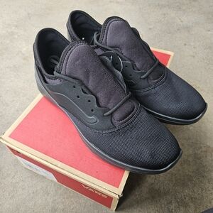 NWT Iso Route Sneakers